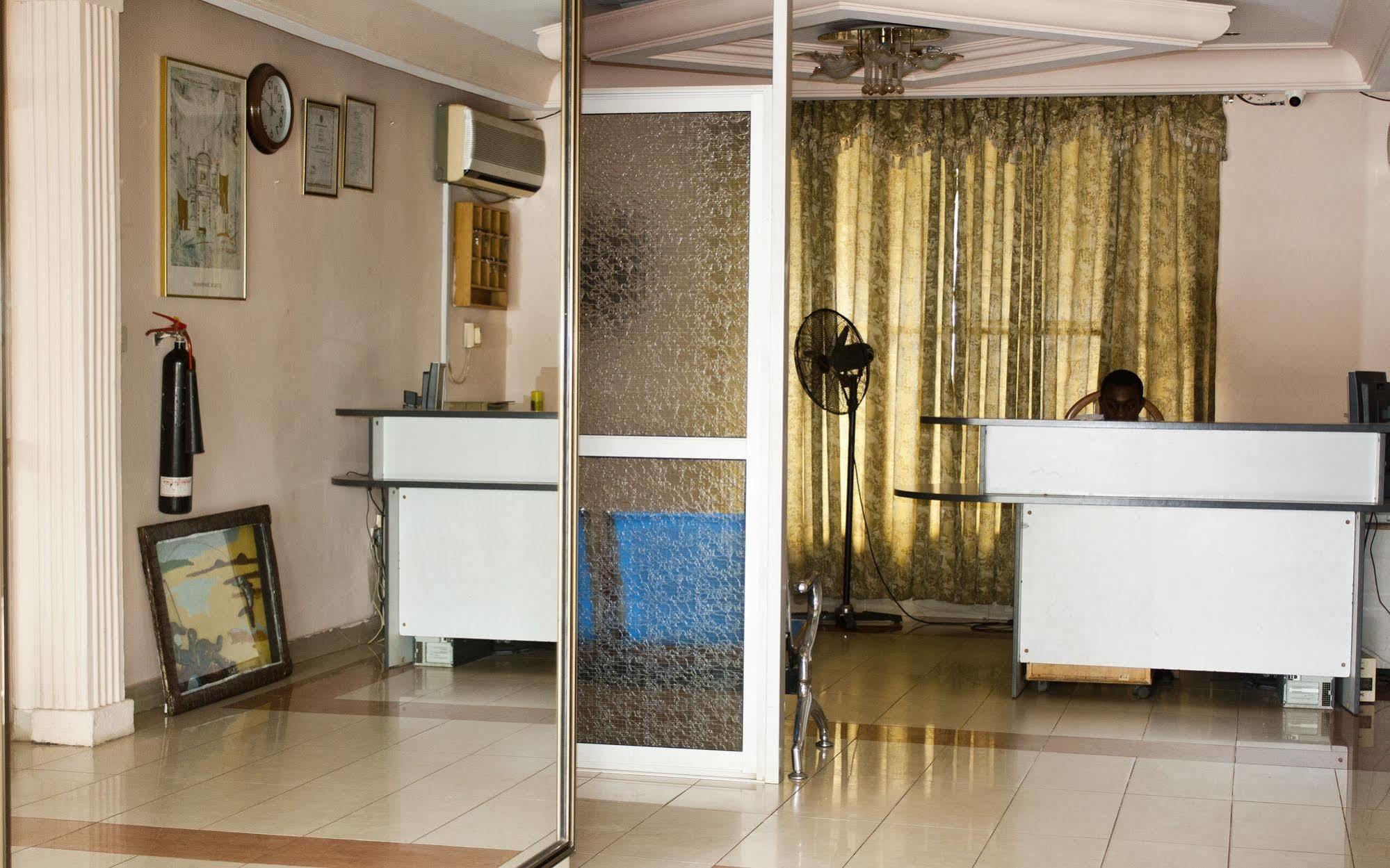 East Legon Guest Lodge Madina 외부 사진